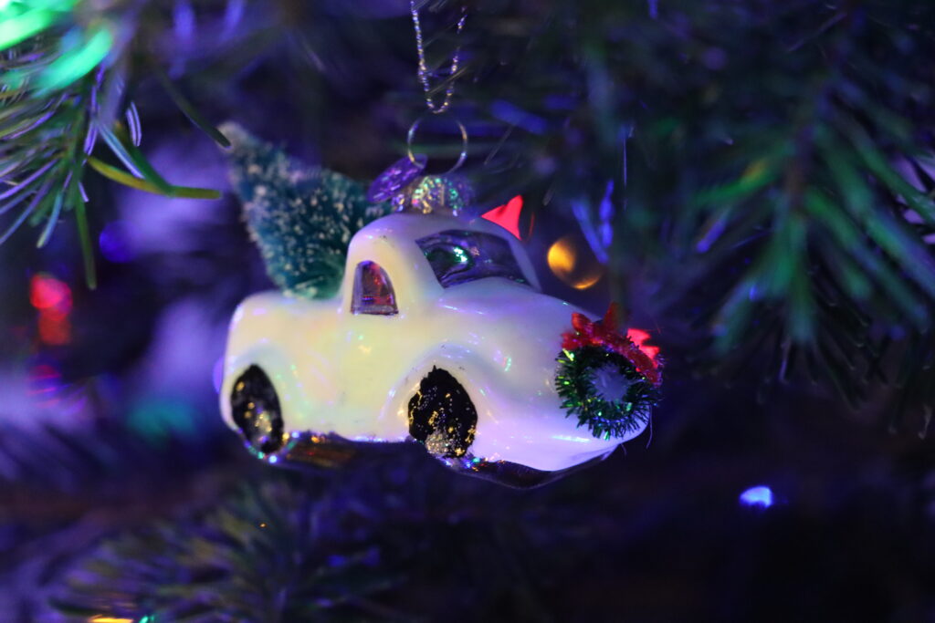 Baumkugel weißes Auto