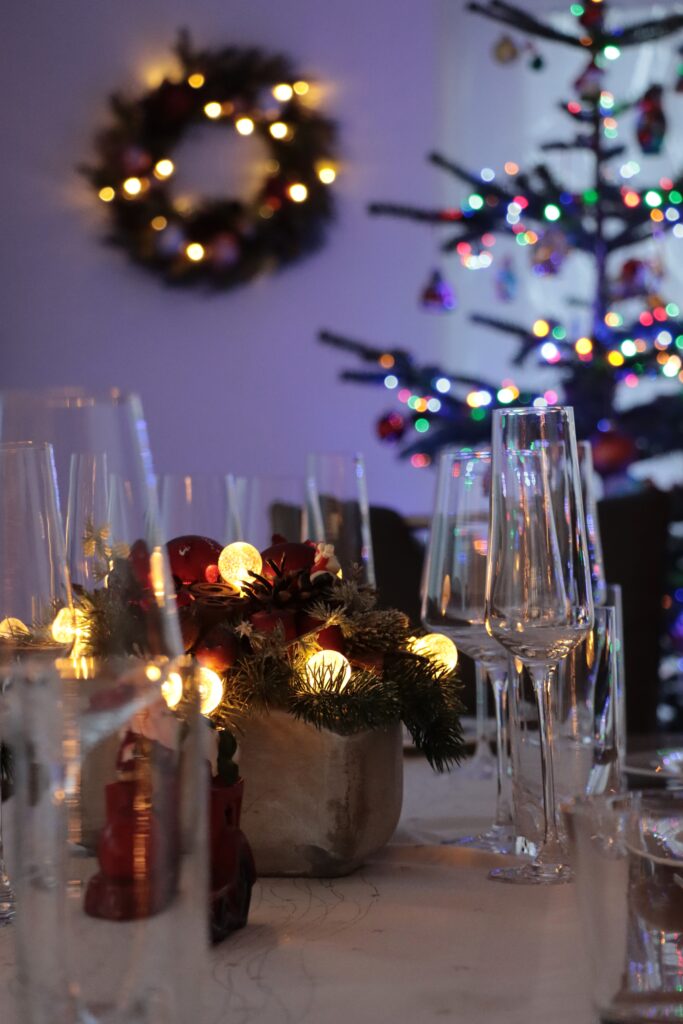 Weihnachtlich gedeckter Tisch