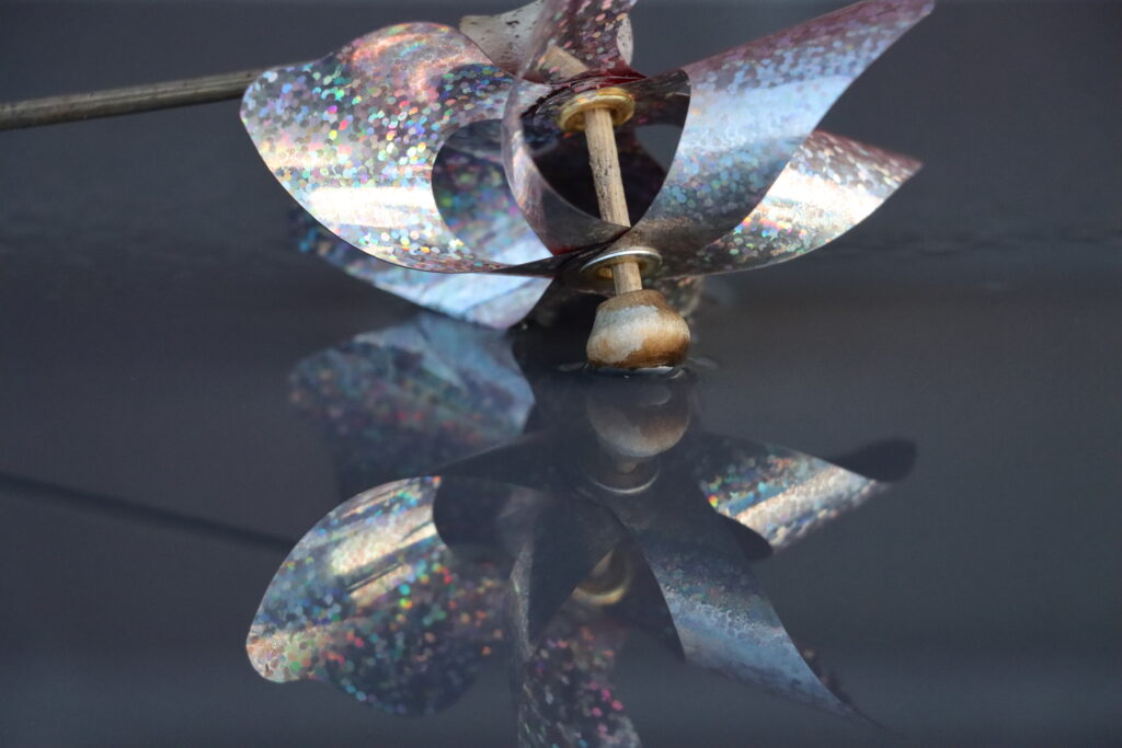 Windrad mit Reflexion im Wasser