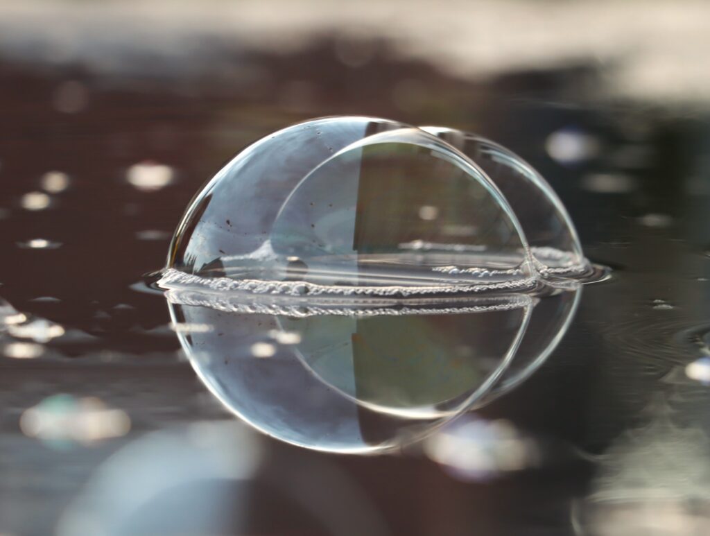 Seifenblasen Reflexion im Wasser