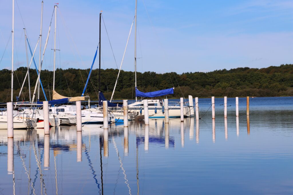 aneinander gereihte Boote am einfelder See