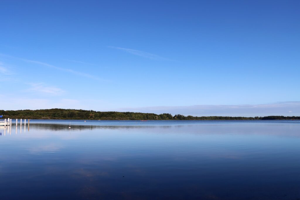 Einfelder See reflektiert blauem Himmel