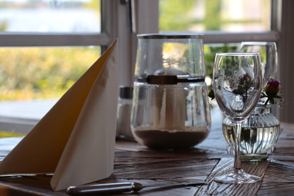 Gedeckter Tisch mit Weingläsern