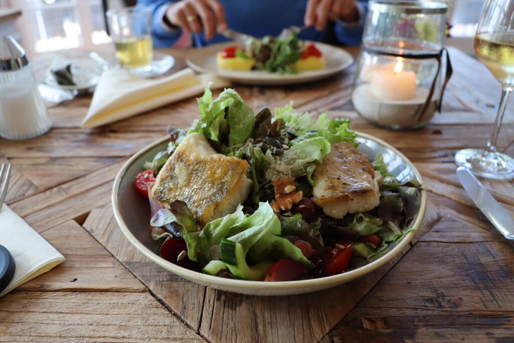 Fischfilet auf Salat im Restaurant Schanze am See