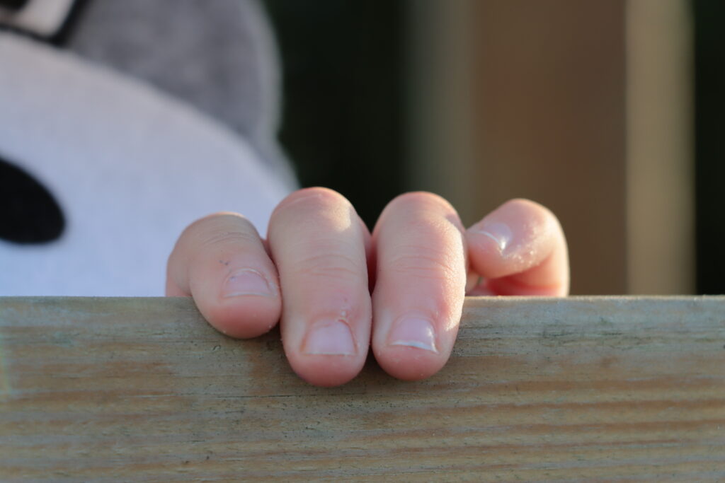 Kinderhand am spielgerüst