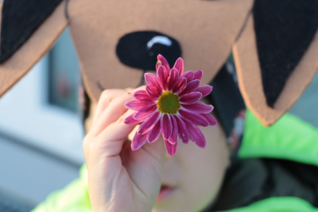 Kind mit Blume