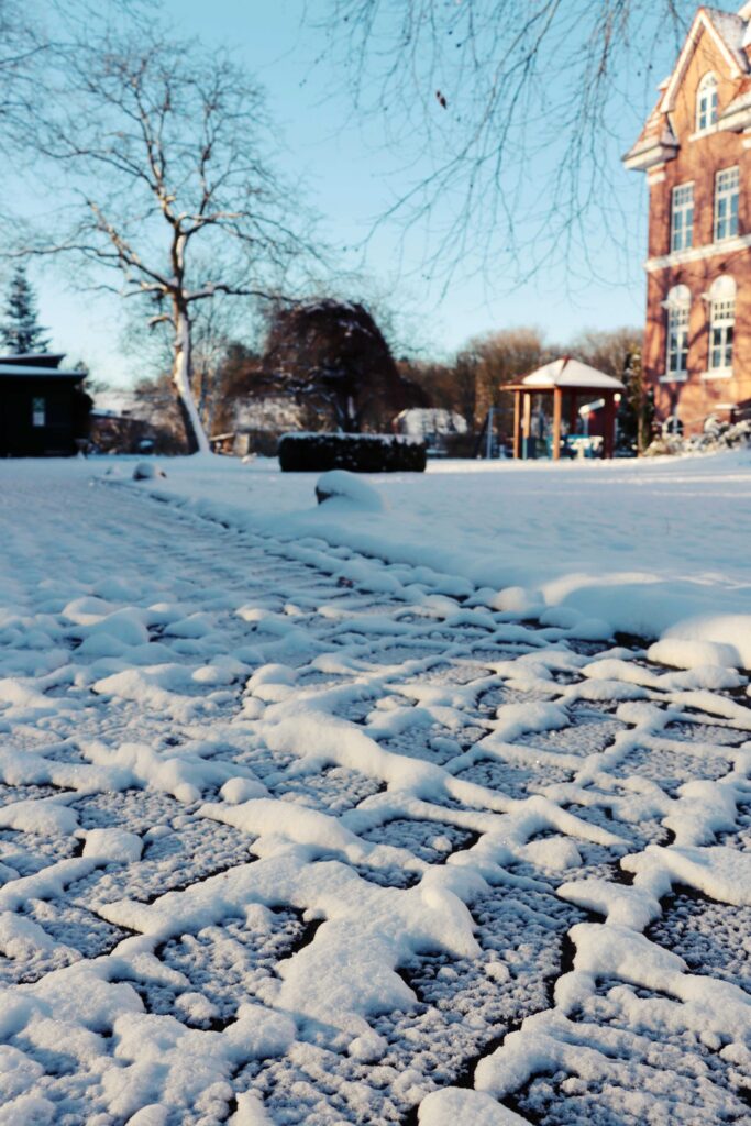 Hof der Jugendbildungsstätte in Barmstedt im Schnee