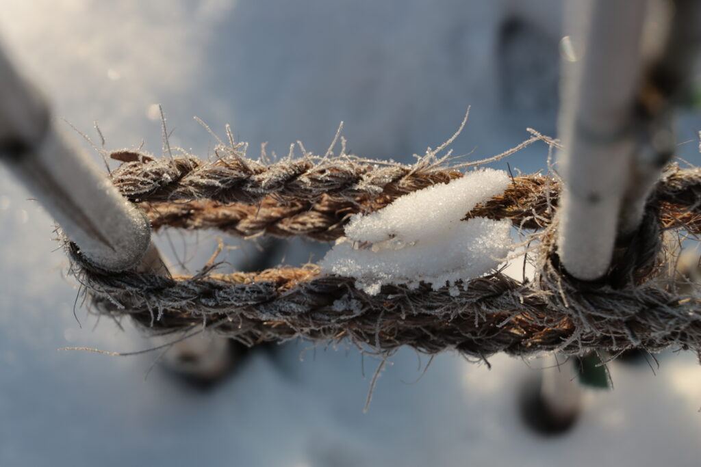 Dickes Seil mit Schnee bedeckt