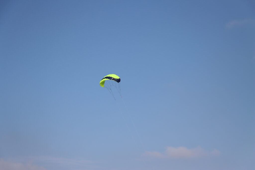 Himmelblauer Himmel mit fliegendem Drachen