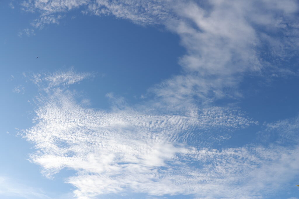 Himmel mit leichten weißen Wolken durchzogen